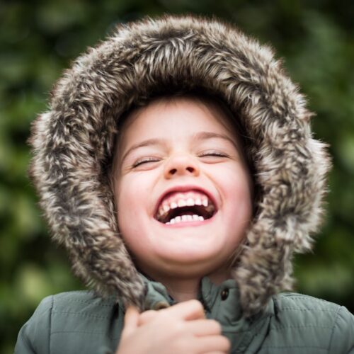 Photo Article: "Churnfree: How to Keep Your Customers Happy and Loyal" Relevant image: Customer retention Nouns: Customer, retention